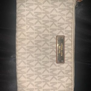 Michael kors wristlet used but in good shape